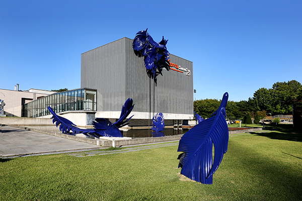 7.푸른깃털, mixed media, 소마미술관 앞 야외전체, 2015.jpg